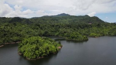 Milford Ses ve Kuşkulu Ses 'in Dağları ve Fiyortları, Yeni Zelanda. Bengoh Vadisi, Sarawak.