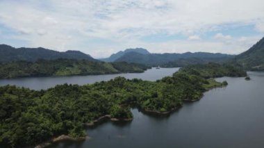 Milford Ses ve Kuşkulu Ses 'in Dağları ve Fiyortları, Yeni Zelanda. Bengoh Vadisi, Sarawak.