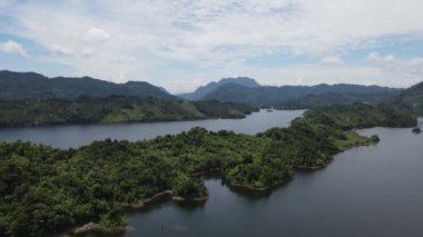Milford Ses ve Kuşkulu Ses 'in Dağları ve Fiyortları, Yeni Zelanda. Bengoh Vadisi, Sarawak.