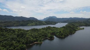 Milford Ses ve Kuşkulu Ses 'in Dağları ve Fiyortları, Yeni Zelanda. Bengoh Vadisi, Sarawak.