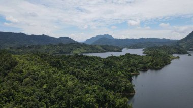 Milford Ses ve Kuşkulu Ses 'in Dağları ve Fiyortları, Yeni Zelanda. Bengoh Vadisi, Sarawak.