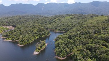 Milford Ses ve Kuşkulu Ses 'in Dağları ve Fiyortları, Yeni Zelanda. Bengoh Vadisi, Sarawak.