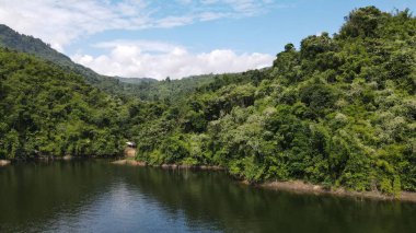 Milford Ses ve Kuşkulu Ses 'in Dağları ve Fiyortları, Yeni Zelanda. Bengoh Vadisi, Sarawak.