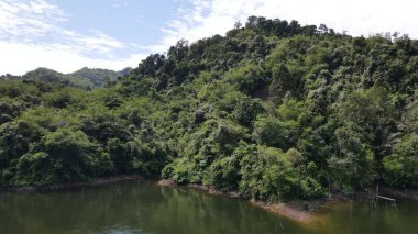 Milford Ses ve Kuşkulu Ses 'in Dağları ve Fiyortları, Yeni Zelanda. Bengoh Vadisi, Sarawak.