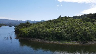 Milford Ses ve Kuşkulu Ses 'in Dağları ve Fiyortları, Yeni Zelanda. Bengoh Vadisi, Sarawak.