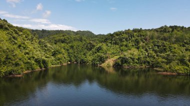 Milford Ses ve Kuşkulu Ses 'in Dağları ve Fiyortları, Yeni Zelanda. Bengoh Vadisi, Sarawak.