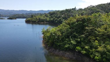 Milford Ses ve Kuşkulu Ses 'in Dağları ve Fiyortları, Yeni Zelanda. Bengoh Vadisi, Sarawak.