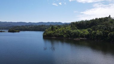 Milford Ses ve Kuşkulu Ses 'in Dağları ve Fiyortları, Yeni Zelanda. Bengoh Vadisi, Sarawak.
