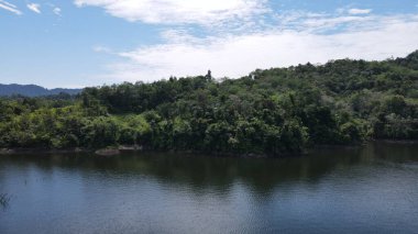 Milford Ses ve Kuşkulu Ses 'in Dağları ve Fiyortları, Yeni Zelanda. Bengoh Vadisi, Sarawak.
