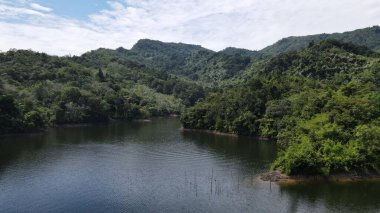 Milford Ses ve Kuşkulu Ses 'in Dağları ve Fiyortları, Yeni Zelanda. Bengoh Vadisi, Sarawak.