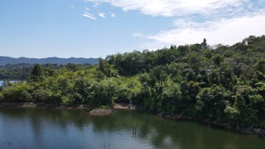 Milford Ses ve Kuşkulu Ses 'in Dağları ve Fiyortları, Yeni Zelanda. Bengoh Vadisi, Sarawak.