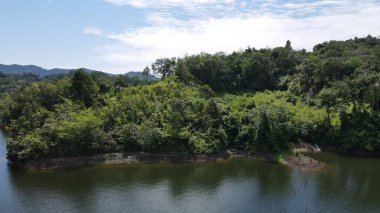 Milford Ses ve Kuşkulu Ses 'in Dağları ve Fiyortları, Yeni Zelanda. Bengoh Vadisi, Sarawak.