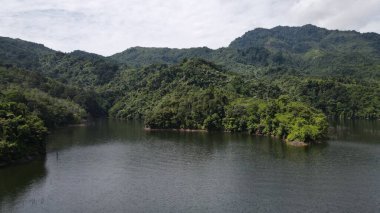 Milford Ses ve Kuşkulu Ses 'in Dağları ve Fiyortları, Yeni Zelanda. Bengoh Vadisi, Sarawak.