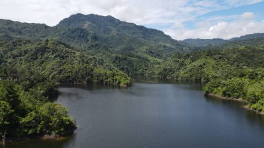 Milford Ses ve Kuşkulu Ses 'in Dağları ve Fiyortları, Yeni Zelanda. Bengoh Vadisi, Sarawak.