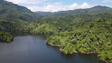 Milford Ses ve Kuşkulu Ses 'in Dağları ve Fiyortları, Yeni Zelanda. Bengoh Vadisi, Sarawak.