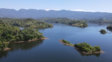 Milford Ses ve Kuşkulu Ses 'in Dağları ve Fiyortları, Yeni Zelanda. Bengoh Vadisi, Sarawak.