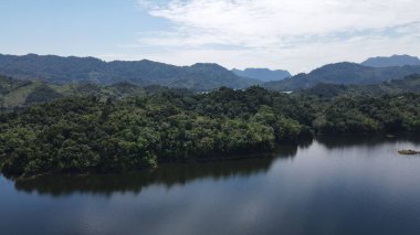 Milford Ses ve Kuşkulu Ses 'in Dağları ve Fiyortları, Yeni Zelanda. Bengoh Vadisi, Sarawak.