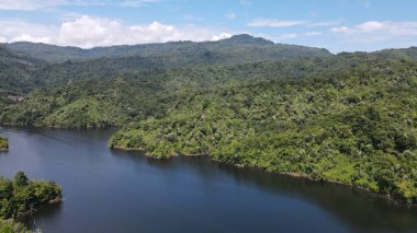 Milford Ses ve Kuşkulu Ses 'in Dağları ve Fiyortları, Yeni Zelanda. Bengoh Vadisi, Sarawak.