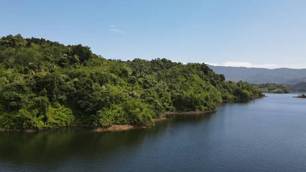 Milford Ses ve Kuşkulu Ses 'in Dağları ve Fiyortları, Yeni Zelanda. Bengoh Vadisi, Sarawak.