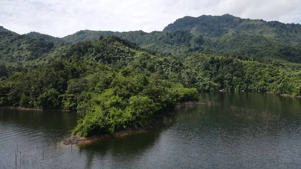Milford Ses ve Kuşkulu Ses 'in Dağları ve Fiyortları, Yeni Zelanda. Bengoh Vadisi, Sarawak.