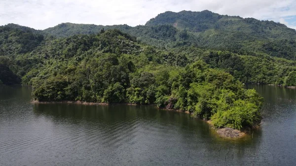 Milford Ses ve Kuşkulu Ses 'in Dağları ve Fiyortları, Yeni Zelanda. Bengoh Vadisi, Sarawak.