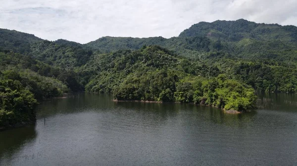 Milford Ses ve Kuşkulu Ses 'in Dağları ve Fiyortları, Yeni Zelanda. Bengoh Vadisi, Sarawak.