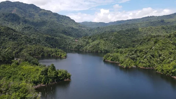 Milford Ses ve Kuşkulu Ses 'in Dağları ve Fiyortları, Yeni Zelanda. Bengoh Vadisi, Sarawak.