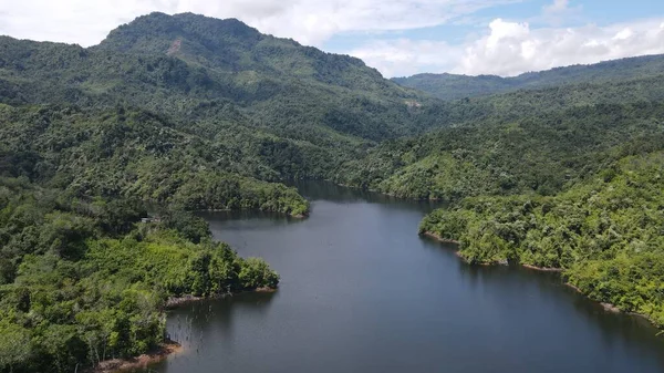 Milford Ses ve Kuşkulu Ses 'in Dağları ve Fiyortları, Yeni Zelanda. Bengoh Vadisi, Sarawak.
