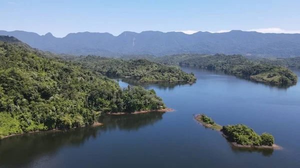 Milford Ses ve Kuşkulu Ses 'in Dağları ve Fiyortları, Yeni Zelanda. Bengoh Vadisi, Sarawak.