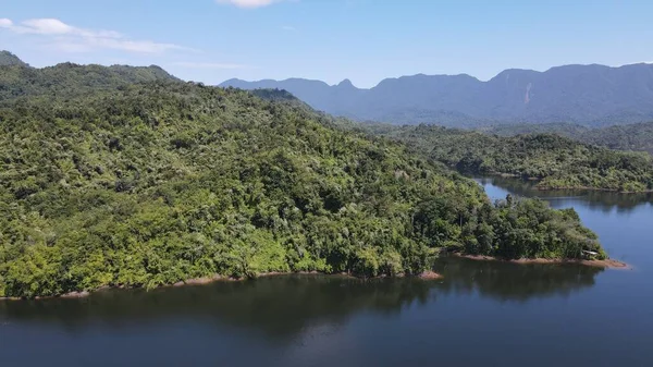 Milford Ses ve Kuşkulu Ses 'in Dağları ve Fiyortları, Yeni Zelanda. Bengoh Vadisi, Sarawak.