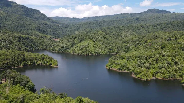 Milford Ses ve Kuşkulu Ses 'in Dağları ve Fiyortları, Yeni Zelanda. Bengoh Vadisi, Sarawak.