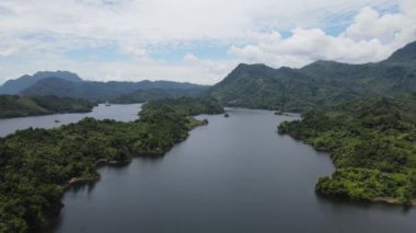 Milford Ses ve Kuşkulu Ses 'in Dağları ve Fiyortları, Yeni Zelanda. Bengoh Vadisi, Sarawak.