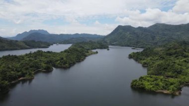 Milford Ses ve Kuşkulu Ses 'in Dağları ve Fiyortları, Yeni Zelanda. Bengoh Vadisi, Sarawak.