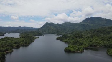 Milford Ses ve Kuşkulu Ses 'in Dağları ve Fiyortları, Yeni Zelanda. Bengoh Vadisi, Sarawak.