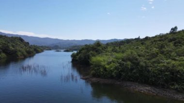 Milford Ses ve Kuşkulu Ses 'in Dağları ve Fiyortları, Yeni Zelanda. Bengoh Vadisi, Sarawak.