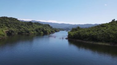 Milford Ses ve Kuşkulu Ses 'in Dağları ve Fiyortları, Yeni Zelanda. Bengoh Vadisi, Sarawak.