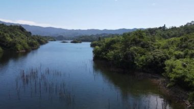 Milford Ses ve Kuşkulu Ses 'in Dağları ve Fiyortları, Yeni Zelanda. Bengoh Vadisi, Sarawak.
