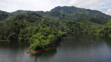 Milford Ses ve Kuşkulu Ses 'in Dağları ve Fiyortları, Yeni Zelanda. Bengoh Vadisi, Sarawak.