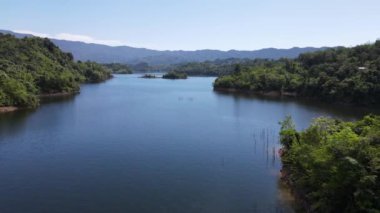 Milford Ses ve Kuşkulu Ses 'in Dağları ve Fiyortları, Yeni Zelanda. Bengoh Vadisi, Sarawak.