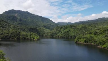 Milford Ses ve Kuşkulu Ses 'in Dağları ve Fiyortları, Yeni Zelanda. Bengoh Vadisi, Sarawak.