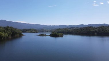 Milford Ses ve Kuşkulu Ses 'in Dağları ve Fiyortları, Yeni Zelanda. Bengoh Vadisi, Sarawak.