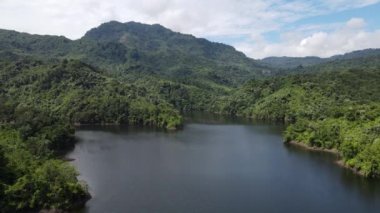 Milford Ses ve Kuşkulu Ses 'in Dağları ve Fiyortları, Yeni Zelanda. Bengoh Vadisi, Sarawak.