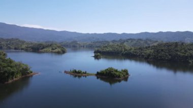 Milford Ses ve Kuşkulu Ses 'in Dağları ve Fiyortları, Yeni Zelanda. Bengoh Vadisi, Sarawak.