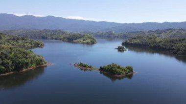 Milford Ses ve Kuşkulu Ses 'in Dağları ve Fiyortları, Yeni Zelanda. Bengoh Vadisi, Sarawak.