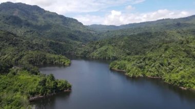 Milford Ses ve Kuşkulu Ses 'in Dağları ve Fiyortları, Yeni Zelanda. Bengoh Vadisi, Sarawak.