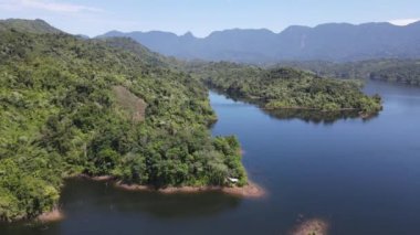 Milford Ses ve Kuşkulu Ses 'in Dağları ve Fiyortları, Yeni Zelanda. Bengoh Vadisi, Sarawak.