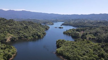 Milford Ses ve Kuşkulu Ses 'in Dağları ve Fiyortları, Yeni Zelanda. Bengoh Vadisi, Sarawak.