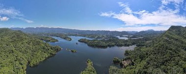 Milford Ses ve Kuşkulu Ses 'in Dağları ve Fiyortları, Yeni Zelanda. Bengoh Vadisi, Sarawak.