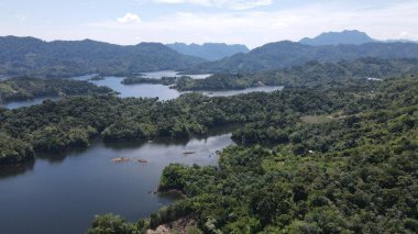 Milford Ses ve Kuşkulu Ses 'in Dağları ve Fiyortları, Yeni Zelanda. Bengoh Vadisi, Sarawak.