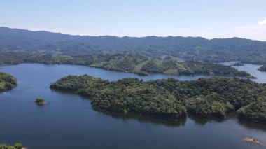 Milford Ses ve Kuşkulu Ses 'in Dağları ve Fiyortları, Yeni Zelanda. Bengoh Vadisi, Sarawak.